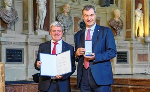 Ministerpräsident Markus Söder (rechts) überreichte Heinrich Köster die höchste Auszeichnung des Freistaats Bayern. Foto Bayerische Staatskanzlei
