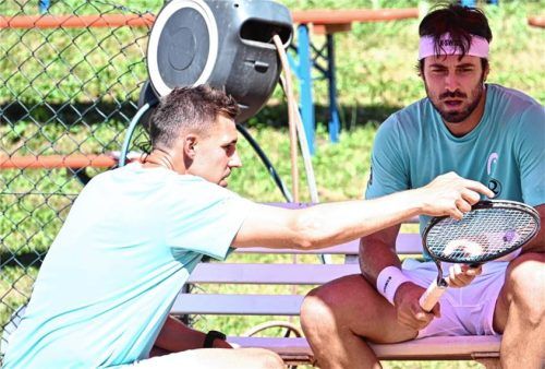 Mit 5:1 Punkten aus den ersten drei Spielen ist 1860 Rosenheim perfekt in die Tennis-Bundesliga gestartet. Teammanager Lukas Jastraunig (links) konnte sich dabei stets auf Nikoloz Basilashvili verlassen. Am Sonntag ab 11 Uhr empfangen die Sechziger das Team von Kurhaus Lambertz Aachen an der Pürstlingstraße.Foto Franz Ruprecht