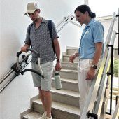 <p>Mit der Treppensteighilfe sicher ins andere Stockwerk: Ob Geh- und Aufstehhilfen, höhenverstellbare Küchenzeilen oder digitale Anwendungen – es gibt inzwischen viele Hilfsmittel, die im Alter den Alltag zu Hause erleichtern.Fotos Auer</p>