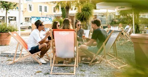 Mit Liegestühlen und sommerlicher Atmosphäre lädt die „Beach Bar“ auf dem Wendelsteinplatz zum Verweilen ein. Der Jugendrat und das „Piraten Pub“ freuen sich auf zahlreiche Besucher und einen abwechslungsreichen Sommer in Prien.Foto Markt Prien