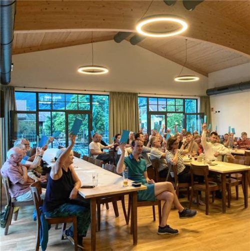 Mitglieder der „Bürgerenergie Chiemgau eG“ stimmen über die Arbeit des Vorstandes und des Aufsichtsrates im Geschäftsjahr 2025 ab. Foto Bürgerenergie Chiemgau