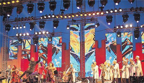 Nach dem Einzug der Gnawa-Gruppen (l.) erfolgt die große Eröffnungsshow auf der Hauptbühne (gr. F.). Fotos Bodo-Klaus Eidmann, Essaouira Gnaoua & World Music Festival