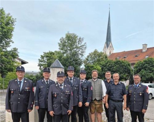 Nach der Wahl (von links): Vorsitzender Josef Höhn, der scheidende stellvertretende Kommandant Manfred Haider, Kommandant Hans-Jürgen Oeckel, der neue Zweite Kommandant Michael Künzner und Dritter Kommandant Michael Poschner, Bürgermeister Christoph Kraus, Kreisbrandinspektor Franz Hochhäuser, Kreisbrandrat Richard Schrank und Kreisbrandmeister Manfred Gierlinger.Foto emk