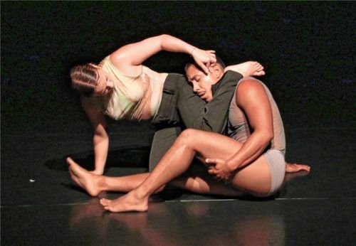 Nano Luque und Leila Patzies machten die Paarung der Gottesanbeterin zum Ausgangspunkt tanzchoreografischer Arbeit. Foto Benekam