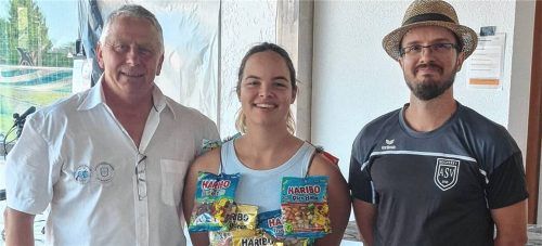 Natascha Bartsch – hier in der Bildmitte gemeinsam mit ASV-Vorsitzendem Günther Hekele und Abteilungsleiter Bogensport Fabian Fischer – für ihren Gewinn der deutschen Vizemeisterschaft im 3D-Bogenschießen sowie den zweiten Platz in der bayerischen Meisterschaft geehrt. Nervennahrung gab‘s obendrein. Foto re