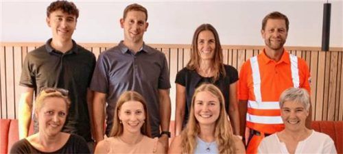 Neue Gesichter: (vorne von links) Iris Rehwinkel, Christina Brandl, Johanna Aschauer (alle Kindergarten Eisenärzt) und Monika Daburger (Planen und Bauen) sowie (hinten von links) Sebastian Albrecht (Auszubildender Verwaltung), Hubert Bauregger (Planen und Bauen), Alexandra Küpper (Finanzverwaltung) und Marco Dufter (Bauhof). Foto Gemeinde Siegsdorf