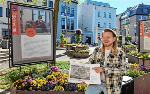 Nico Seibt erklärt in seiner eigens entwickelten Führung, wie Rosenheim zu seiner Bibliothek kam. Foto Stadtbibliothek Rosenheim