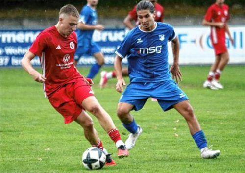 Noah Markulin, der das 2:0 für die Rosenheimer markierte, ist hier vor Ismanings Javin Bolte am Ball.Foto Wolfgang Fehrmann