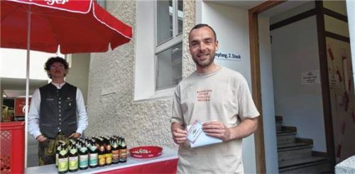 Noch 33 Tage doch die ersten Biermarkerl und Tische für das Flötzinger-Bierzelt auf dem Rosenheimer Herbstfest sind schon weg. Foto stl, Mischner