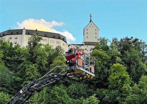 Oben Flügelhörner, unten die blinkenden Lichter der Einsatzfahrzeuge und das Schloss Hohenaschau als Kulisse: Gänsehautfinale des „Blaulichtkonzerts“ vor der Festhalle.Foto H. Reiter