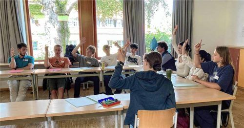 Oberstufenschüler beteiligten sich am Planspiel „Der Landtag sind wir“, bei dem sie die Arbeit von Abgeordneten hautnah simulierten. Foto Gymnasium Marquartstein