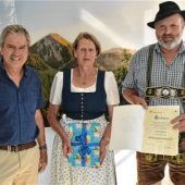 Schleching ehrt seinen „Altbürgermeister“