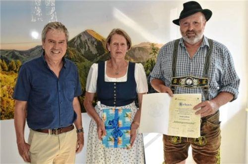 Offizielle Ehrung: (von links) Bürgermeister Thomas Müllinger sowie Elisabeth und Josef Loferer. Foto Sybilla Wunderlich