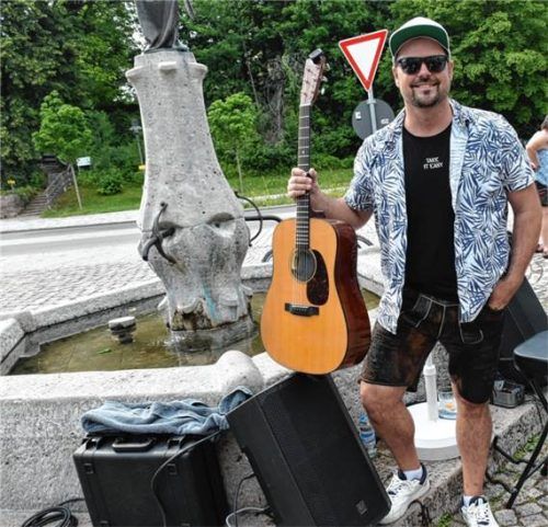 „Oflo“ Florian Oberhorner posiert mit seiner Gitarre vor dem Ritter-Marquart-Brunnen. Foto Sybilla Wunderlich