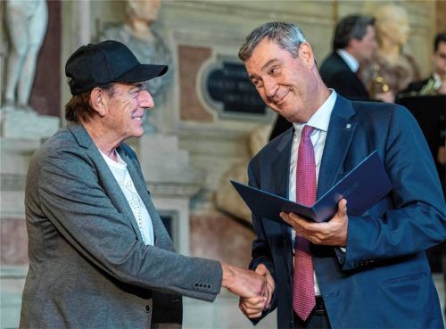 „Ohne dich schlaf‘ ich heut‘ Nacht nicht ein“ – dieses Lied habe er schon als Teenager gerne gehört und heute auch noch, sagte Ministerpräsident Markus Söder (rechts), als er Musiker Stefan Zauner den Bayerischen Verdienstorden überreicht. Foto Peter Kneffel dpa