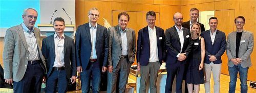 Organisatoren und Referenten des Rosenheimer Kardiologietages: (von links) Prof. Dr. Wolfgang von Scheidt, Dr. Stefan Gozolits, PD Dr. Thomas Pusl, Dr. Uwe Biller, Prof. Dr. Christian Thilo, Dr. Jan Kaufmann, Prof. Dr. Teresa Trenkwalder, Dr. Matthias Keller, Prof. Dr. Christian Tesche und Prof. Dr. Tobias Reude. Foto RoMed Kliniken