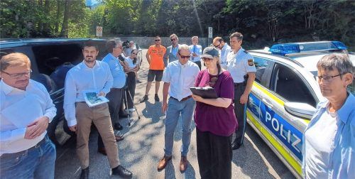 Ortstermin auf der Traumstrecke: Richter Dietmar Wolff (Mitte) sieht sich, umringt von Vertretern von Behörden und Politik, die Sudelfeldstraße an. Foto Michael Weiser
