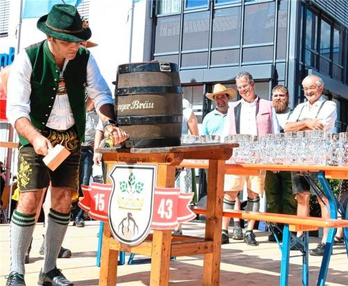 „Ozapft is!“ Mit geübter Hand zapfte Bürgermeister Alois Loferer das erste Fass Bier mit wenigen Schlägen an und eröffnete das Bad Endorfer Dorffest.