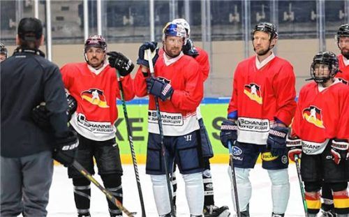 Patrick Hager (Dritter von rechts) hat in Füssen an einem Trainerlehrgang teilgenommen. Auch Ex-Starbulls-Akteur Manuel Strodel (roter Helm) schuftet für die Trainerlizenz.