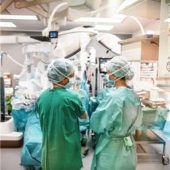 <p>Personal wartet auf den Beginn einer Operation. Foto dpa</p>
