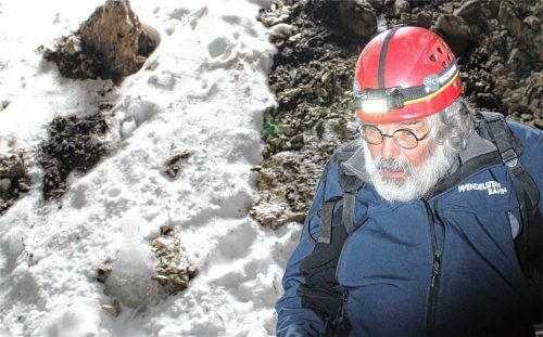 Peter Hofmann im Eingangsbereich der Wendelsteinhöhle: Hinter ihm liegt die sogenannte Kältefalle, in der selbst an warmen Tagen noch Schnee und Eis liegen können. Fotos Steffenhagen
