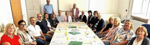 Petra Burkhardt (Fachliche Leiterin des Staatlichen Schulamtes der Stadt und des Landkreises Rosenheim) und Schulrat Markus Kinzelmann (hinten stehend) verabschiedeten in den verdienten Ruhestand: Angelika Hofmeister (v.l.), Judith Kley-Stephan, Dieter Brodt, Olaf Bleckmann, Beate Linner, Marianne Kelnberger, Christoph Kerscher, Gabriele Bayreuther, Birgit Splett, Gabi Ritter, Brigitte Hackermaier, Doris Braun, Michaela Thumbeck, Renate Zander, Sonja Pauli-Hinterleitner und Monika Krause. Foto Knarr
