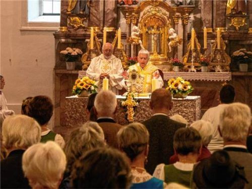 Pfarrer Klaus Wernberger feierte sein Priesterjubiläum mit seiner langjährigen Gemeinde in Unterwössen. Im Festgottesdienst stand ihm Diakon Erik Oberhorner zur Seite, hier bei der Darbietung der Monstranz.Fotos  Flug