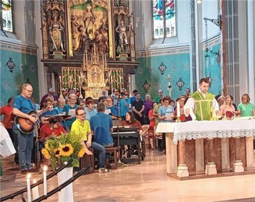 Pfarrer Konrad Roider freute sich über den Projektchor „Insieme“, der den Altarraum der Pfarrkirche St. Nikolaus füllt.