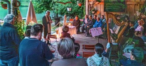 Pfarrer Martin Straßer (links) hält die Andacht im Kerzenschein am Wössner See, während die Musikerinnen die Zeremonie begleiten. Foto Flug