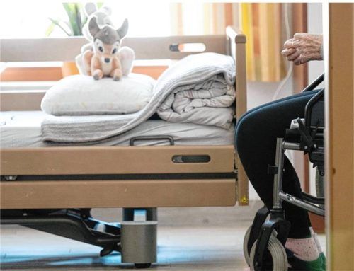 Pflegeplätze sind überall rar, teilweise gibt es lange Wartelisten. In der Region Rosenheim gibt es rein zahlenmäßig viele Einrichtungen, in denen Pflegebedürftige unterkommen können. Foto Montage: dpa/picture alliance/Sebastian Kahnert/klinger