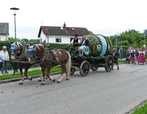 Prächtige Rösser beim festlichen Einzug. Mit auf dem Kutschbock: Festwirtin Stefanie Greibl. Fotos Christa Bachmaier