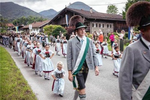 Prächtiger Festzug durch den Ort. Foto re