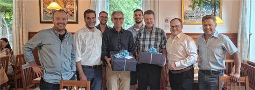 Präsente für verdiente Verbandsräte: (von links) Stephan Walter, Zweiter Vorsitzender Christian Moser, Franz Fischer, Georg Heindl, Vincenz Junge, Andreas Fenzl, Vorsitzender Andreas Friedrich und Johann Fritz. Foto Zweckverband Wasserversorgung Chiemseegruppe