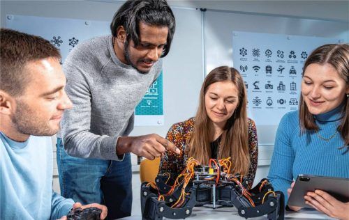 Praxisnahes Informatikstudium, zum Beispiel anhand einer „Roboter-Spinne“: Die Studierenden haben den Roboter im Team aufgebaut, programmiert und die gewollten Aufgaben getestet, um mögliche Verbesserungen abzuleiten. Auch hierbei kann KI künftig unterstützen. Foto Max Baudrexl