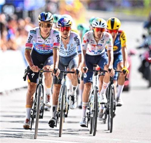 Red Bull-BORA-hansgrohe um Kapitän Remco Evenepoel (Mitte) zeigte ein engagiertes Rennen auf der 18. Etappe.Foto Imago