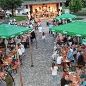 Voller Dorfplatz in Schleching