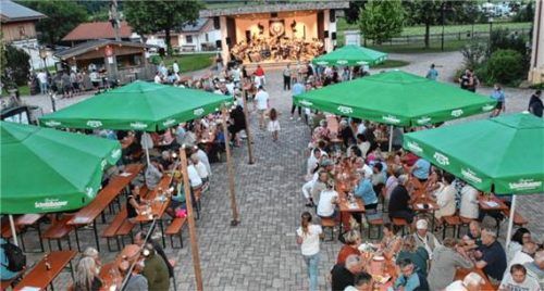 Reges Treiben auf dem Schlechinger Dorfplatz zum Feuerwehrfest. Foto Wunderlich