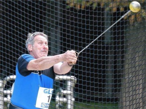 Reinhard Abram aus Bruckmühl wurde Bayern-Meister im Hammerwurf der Männer M65. Fotos Ludwig Stuffer
