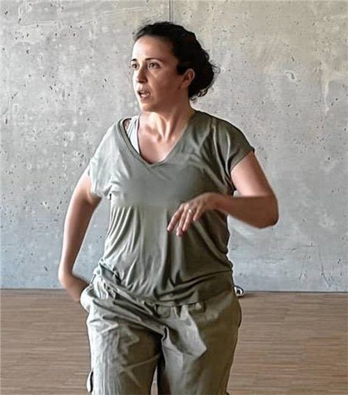Roberta Ragonese leitet den kreativen Tanzworkshop in der Aschauer Priental-Halle. Foto Kirchner