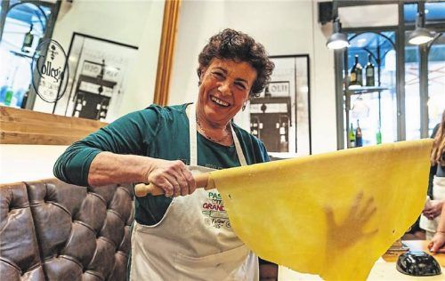 Rosella kann richtig gute Pasta – und liebt das quirlige Rom, mit dem Trevi-Brunnen (o.l.). Gudrun (r.) führt Gäste im Sauseschritt durch Erfurt, das erstaunlich vielseitig ist (o.r.). Fotos Getyourguide.com, Imago/depositphotos/Daniel SCharinger/imagebroker