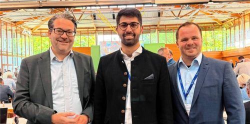 Rosenheims Oberbürgermeister Abuzar Erdogan (Mitte), Wasserburgs Bürgermeister Bastian Wernthaler (links) und Kolbermoors Bürgermeister Thomas Rothmayer (rechts) setzen sich beim Bayerischen Städtetag für die Belange der Region ein.Foto Stadt Rosenheim