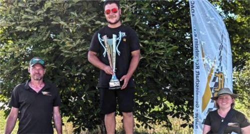 Rosenheims Teamchef Markus Wielsch mit dem zweifachen Gesamtsieger Lukas Schmid sowie Vorstand und Slalomleiterin Sandra Fellermair (von links). Foto RG Rosenheim