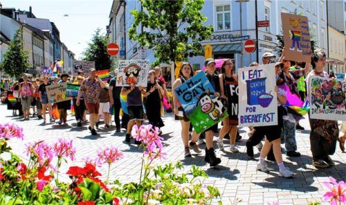 Rund 350 Menschen beteiligten sich im Rahmen des Christopher Street Days am bunten Zug durch die Stadt Traunstein.