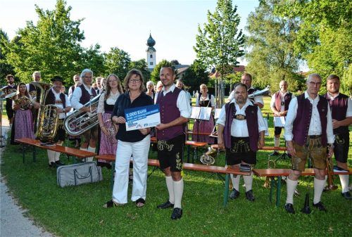 Scheckübergabe: Katharina Aberger überreichte eine Spende von 1.000 Euro der „meine Volksbank Raiffeisenbank“ an den Vorsitzenden des Musik- und Gesangvereins, Tobias Gasteiger. Foto Eder