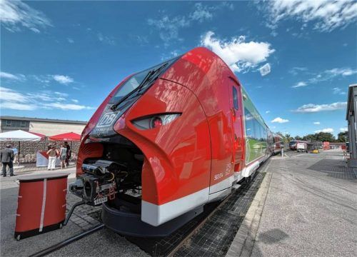 Schickt bald die Dieselloks in Rente: Der hochmoderne Wasserstoffzug „Mireo Plus H“ von Siemens Mobility wird ab Dezember 2026 regulär auf der Strecke zwischen Mühldorf und Burghausen verkehren (weitere Bilder auf ovb-online.de). Foto Hoog