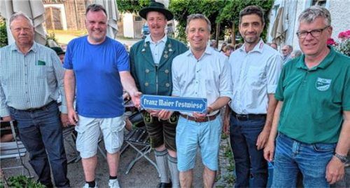 Schildübergabe: (von links) Robert Maier (Krieger- und Soldatenkameradschaft), Max Hiebl (Faschingsfreunde Blau-Weiss Kammer), der Traunsteiner Oberbürgermeister Dr. Christian Hümmer, Sebastian Reischl (Feuerwehr Kammer) und Herbert Baumgartner (DJK Kammer) überreichten Franz Maier (Dritter von links) ein Schild mit der Aufschrift „Franz Maier Festwiese“. Foto Hobmaier