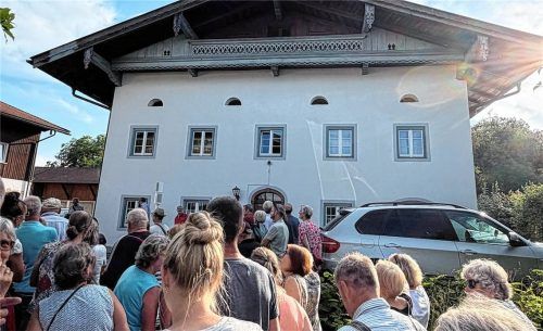 Schöne Bauernhäuser mit gepflegten Blumengärten sind nicht nur für den Ortsrundgang herausgeputzt. Die Bauernhäuser von Westerndorf stehen als Ensemble, teils sogar als Einzelgebäude, unter Denkmalschutz. Fotos Kirchner