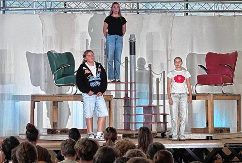 Schüler der Dientzenhofer-Realschule Brannenburg spielen Szenen aus dem Theaterprojekt „Icebreaker“. Das Stück macht sichtbar, wie sich depressive Entwicklungen im Schulalltag zeigen können. Foto Steffenhagen