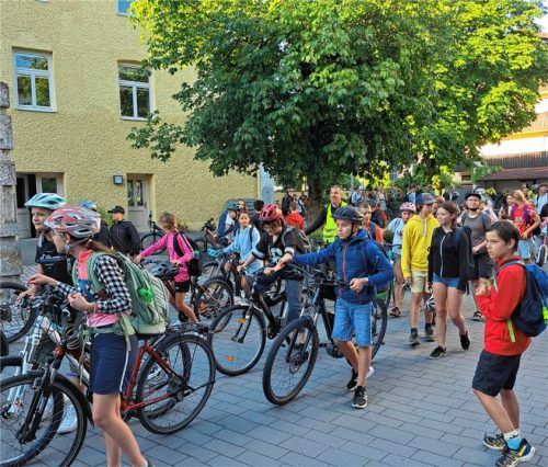 Schüler des Ludwig-Thoma-Gymnasiums setzen ein Zeichen für eine bessere Infrastruktur für Radfahrer.Fotos  re