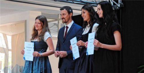 Schulleiter Anton Seitz mit den drei besten Abiturientinnen Ronja Stuffer, Jana Bauer und Pauline Knop (von links).Foto Inntal-Gymnasium Raubling